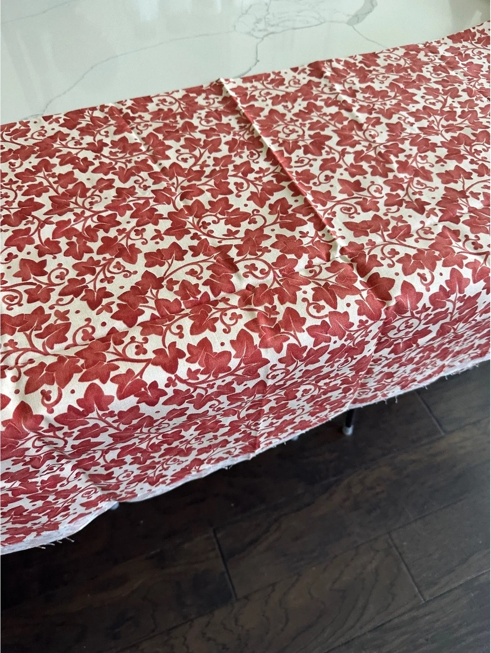 vintage Robert Kaufman quilting cotton featuring an ivy leaf vine print